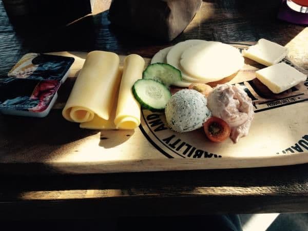 Tolles Frühstück mit Käse, Wurst und Brotaufstrich im Purino Karlsruhe